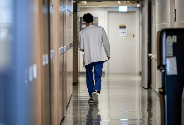 ▲ 지난 20일 서울시내 대학병원 전공의 전용공간에서 의료진이 이동하고 있다. /뉴시스