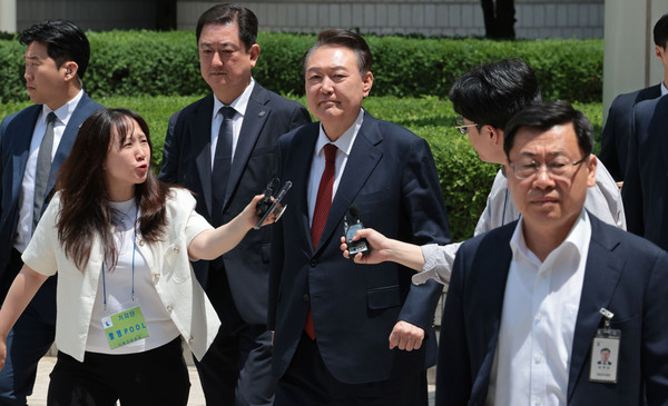▲ 차량 향하는 윤석열 전 대통령. /뉴시스