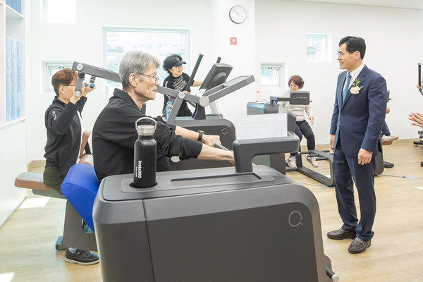▲ 양천구 보건소 별관을 이용하는 주민들과 소통하는 이기재 양천구청장.