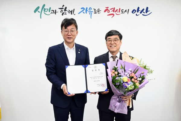 ▲ 이민근 안산시장(왼쪽)이 안산문화재단 김태훈 신임 대표이사(오른쪽)에게 임명장을 수여하고 있다.