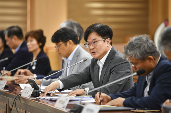▲ 김병수 김포시장이 5월 확대간부회의를 주재하고 있다.