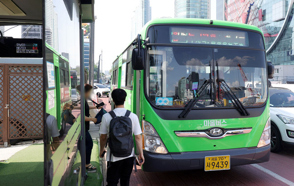 ▲ 서울 강남구 영동대로 일대에 마을버스가 운행하고 있다. /뉴시스