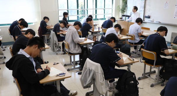 ▲ 2025학년도 대학수학능력시험 6월 모의평가가 실시된 지난해 6월 4일 서울 용산구 용산고등학교에서 수험생들이 1교시 국어 영역 시험 답안지를 작성하고 있다. /뉴시스