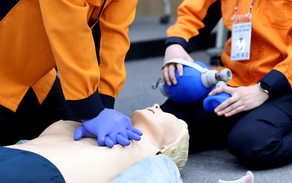 ▲  3월 6일 대구 달서구 대구소방안전본부에서 열린 ‘제38회 전국 소방기술경연대회 구급 분야 대구 대표 선발전’에 참가한 소방대원들이 심폐소생술을 하고 있다. /뉴시스
