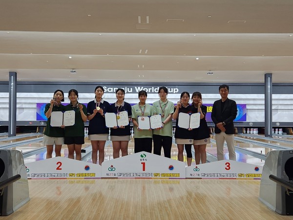 ▲ 2인조1위, 왼쪽에서 세번째 이정민 선수, 네번째 신은서 선수.