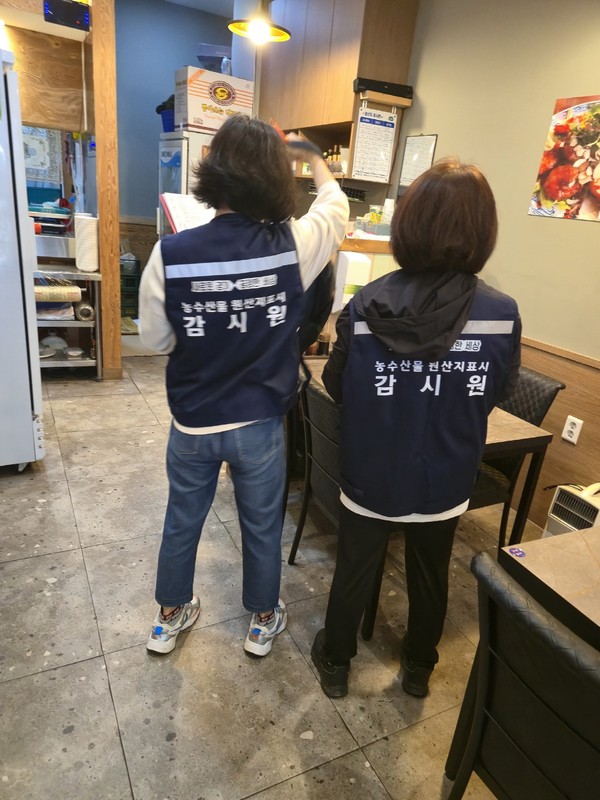 ▲ 의왕시 원산지표시 지도 점검 실시 모습.