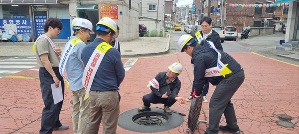 ▲ 수해대비 집중강우 중점관리구역 하수관로 합동점검 모습.