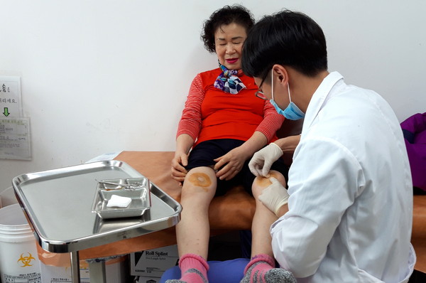 ▲ 순창군이 70세 이상 군민을 대상으로 ‘무릎인공관절 수술비’를 지원한다. 한 환자가 순창보건의료원에서 진료를 받고 있다. /뉴시스
