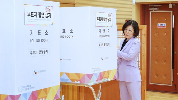 ▲ 공도읍 사전투표소를 점검하고 있는 김보라 안성시장.