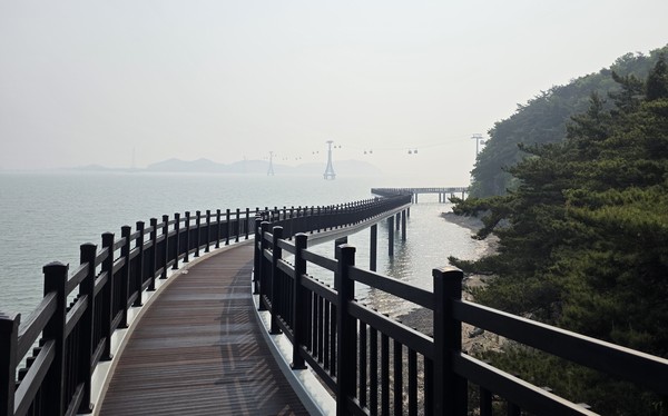 ▲ 전곡항 층상응회암 해상관찰로.