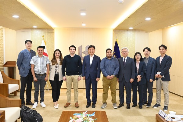 ▲ 엘살바도르 공공사업교통부 방문단과 조용익 부천시장, 부천시 관계자들이 기념 촬영을 하고 있다.