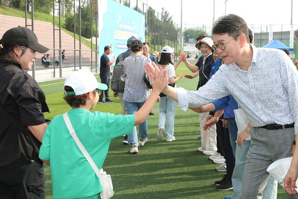 ▲ 지난해 열린 ‘제8회 성동구협회장기 성동구민 한마음 걷기대회’에서 정원오 성동구청장(각 사진 오른쪽)이 주민들과 반갑게 인사를 나누고 있다.