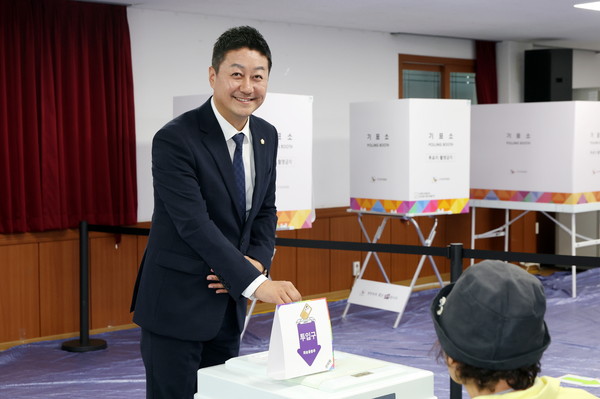 ▲ 김진경 의장 21대 대선 사전투표 실시 모습.