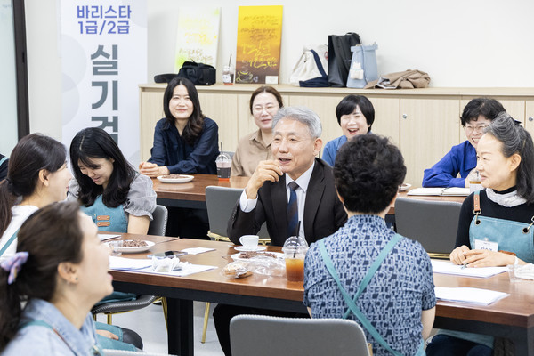 ▲ 윤환 계양구청장, 계양여성회관 ‘카페 취창업 대비반’ 교육 현장 방문 모습.