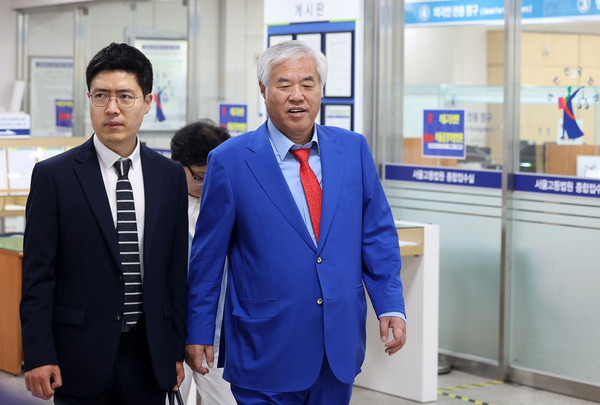 ▲ 전광훈 사랑제일교회 목사가 29일 오전 서울 서초구 서울고등법원에서 열리는 공직선거법 위반 관련 항소심 선고 공판에 출석하고 있다. 왼쪽은 이번 대선에서 자유통일당 후보로 출마했다가 사퇴한 전 목사 법률대리인 구주와 변호사. /뉴시스