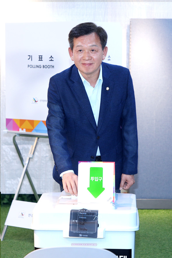 ▲ 동화동 주민센터에 마련된 사전투표소에서 윤판오 의장이 제21대 대통령 선거 사전투표를 하고 있다.