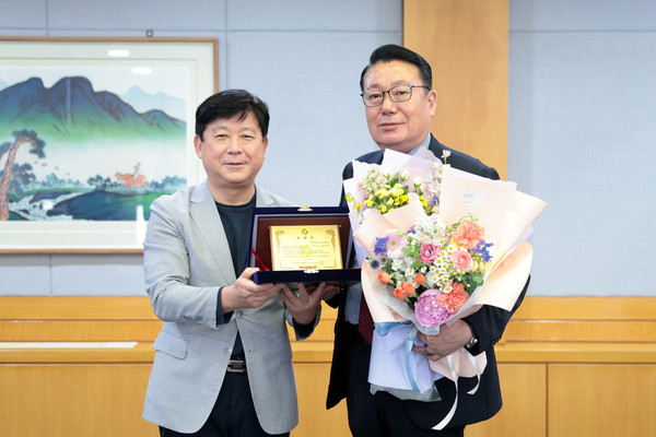 ▲ 이봉관 자치행정위원장(오른쪽) 경기과학기술대학교 감사패 수상 모습.