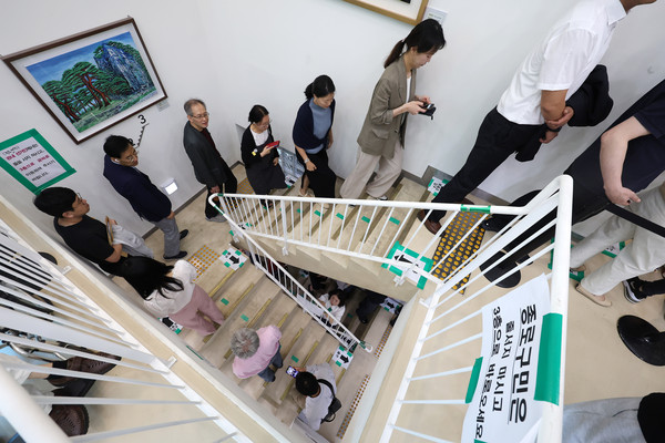 ▲ 제21대 대통령선거 사전투표일인 29일 오전 서울 종로구 사직동 주민센터에 마련된 사전투표소에서 유권자들이 투표를 위해 줄을 서있다. /뉴시스