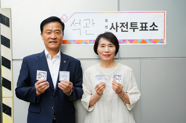 이승로 성북구청장, 아내와 함께 사전투표 독려