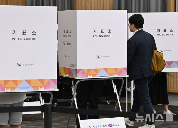 제21대 대통령선거 사전투표 둘째날인 30일 경기 수원시청 별관에 마련된 사전투표소에서 유권자가 투표를 하고 있다. 2025.05.30. jtk@newsis.com