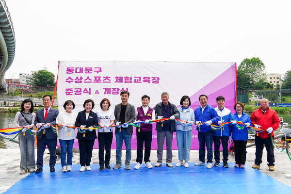 ▲ 개장 행사 컷팅식 참석한 이필형 동대문구청장.