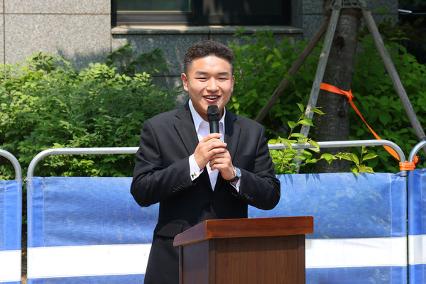 ▲ 한채훈 의원이 '의왕푸르지오포레움아파트1블럭 경로당 개소식'에 참석해 죽사를 하고 있다.