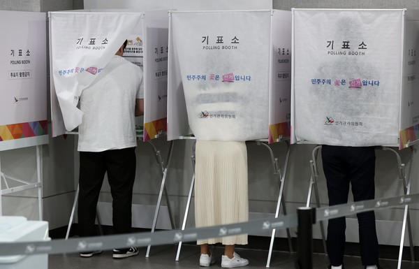 ▲ 사전투표소에서 시민들이 소중한 한 표를 행사하고 있다. /뉴시스
