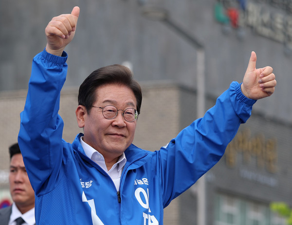 ▲ 이재명 더불어민주당 대선후보가 시민들을 향해 인사하고 있다. /뉴시스