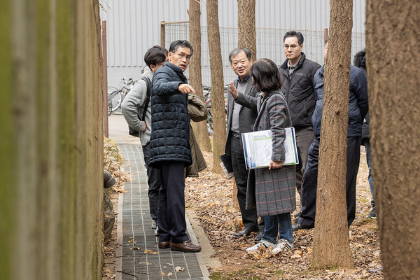 지난 2월 아파트 민원현장을 찾아 점검하는 이기재 양천구청장(왼쪽)과 관계자들