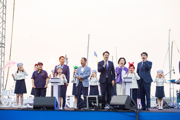 오른쪽부터 배정수의장 송옥주국회의원 전용기국회의원