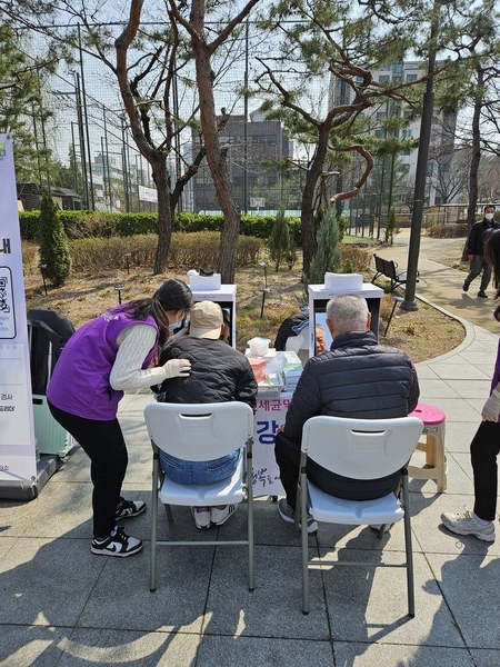 지난해 열린 구강보건 행사에서 어르신들이 구강 건강 관리 설명을 듣고 있다.