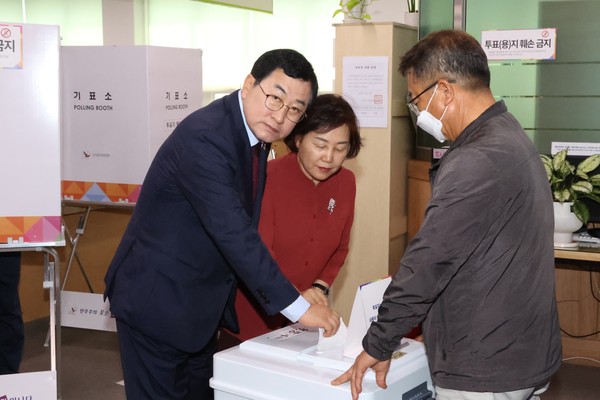 ▲ 3일 오전 10시께 주낙영 경주시장이 경주시 용강동행정복지센터에 마련된 투표소에서 배우자 김은미 여사와 함께 투표에 참여하고 있다.