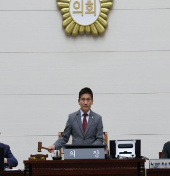 ▲ 김성철 의장이 제298회 제1차 정례회에서 타봉을 하고 있다.