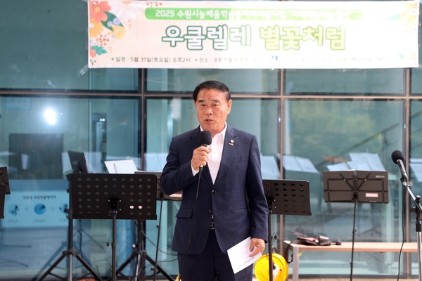 ▲ 이재식 의장이 발달장애인 문화예술공연에 참석해 죽사를 하고 있다.