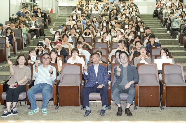 ▲ 왼쪽 신상진 성남시장, 오른쪽 최동철 와디즈 임팩트 대표(출처 성남시청 시정갤러리).