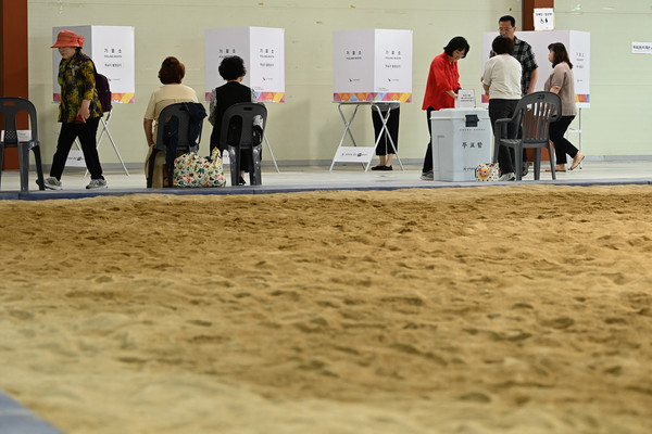 ▲ 제21대 대통령선거일인 3일 경기 성남시 중원구 성남종합운동장 실내씨름장에 마련된 성남동 제2투표소에서 유권자들이 투표하고 있다. /뉴시스