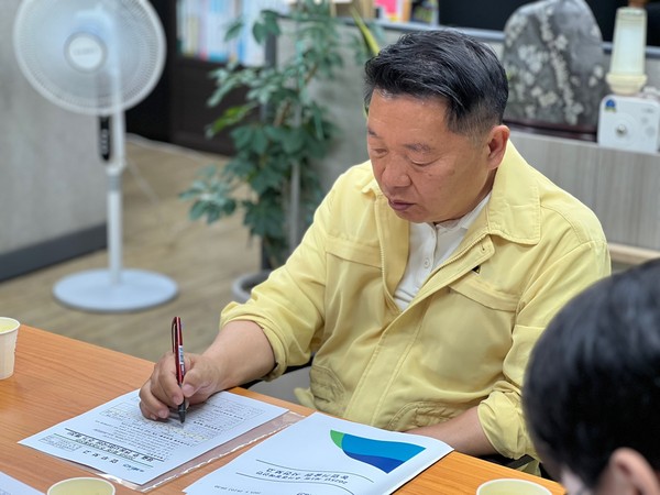 ▲ 방성환 위원장이 2024년도 결산 및 2025년도 제1회 추가경정예산안에 대한 사전 보고를 받고 있다.