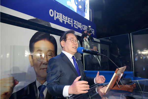 ▲ 이재명 대통령이 4일 오전 서울 여의도 국회 앞에서 열린 국민 개표방송 행사에서 감사 인사를 하고 있다. /뉴시스