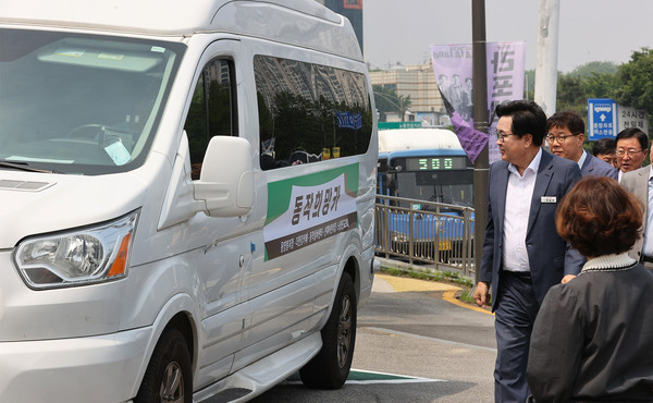 ▲ 박일하 구청장이 지난달 28일 본동 ‘동작희망카’ 시범 운행식에 참석해 차량을 살펴보고 있다.