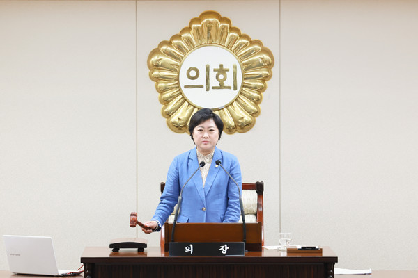 ▲ 안애경 의장이 제269회 정례회에서 타봉을 하고 있다.