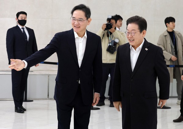 ▲ 환담장으로 향하는 이재명 민주당 대표-이재용 삼성전자 회장. /뉴시스