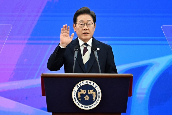 ▲ 제21대 대한민국 대통령으로 취임한 이재명 대통령이 4일 오전 국회 로텐더홀에서 취임선서를 하고 있다. /뉴시스