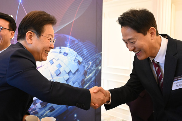▲ 악수하는 이재명 대표와 오세훈 서울시장. /뉴시스