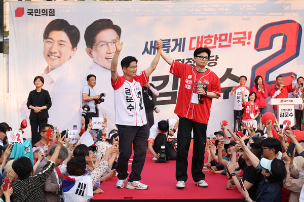 ▲ 한동훈 전 국민의힘 대표가 26일 서울 도봉구 방학사거리 인근에서 열린 김문수 국민의힘 대선 후보의 집중유세에 지원나와 김 후보와 손을 맞잡고 있다. /뉴시스