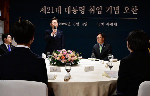 ▲ 이재명 대통령이 4일 오후 서울 여의도 국회 사랑재에서 열린 제21대 대통령 취임 기념 오찬에 참석해 발언하고 있다. /뉴시스