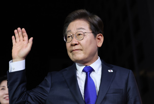 ▲ 이재명 대통령이 4일 오전 서울 여의도 더불어민주당 당사에 도착해 인사하고 있다. /뉴시스
