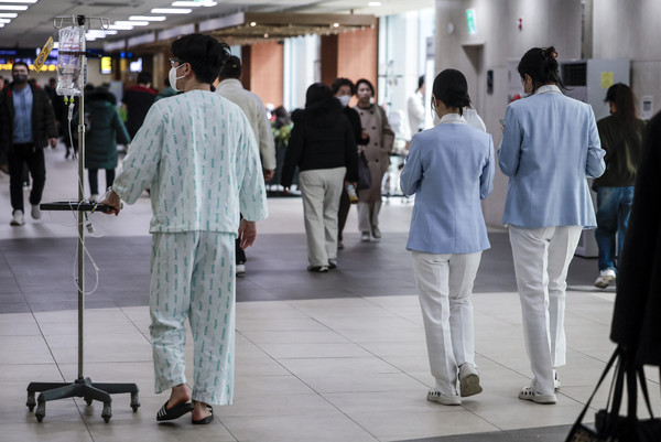 ▲ 4일 서울의 한 대학병원에서 간호사들이 이동하고 있다. /뉴시스