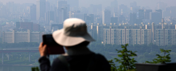 1일 서울 성동구 응봉산에서 강남구 압구정동 현대아파트가 보이고 있다. 지난 달 31일 한국부동산원에 따르면 5월 넷째주 기준 동남권(강남,서초,송파,강동) 아파트들의 준공 20년 초과 아파트들이 전주보다 0.42% 오른 것으로 파악됐다. 전국 20년 초과 아파트들의 가격은 0.02% 하락했지만 동남권 지역 20년 초과 아파트들은 지난 해 3월 넷째주 이후 61주 연속 가격이 상승 중이다.