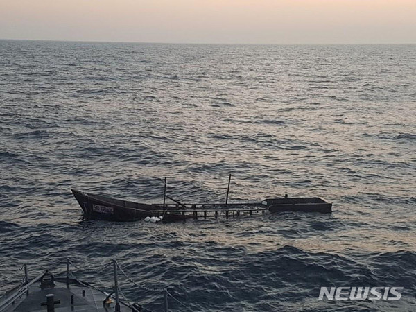 합동참모본부는 2019년 7월15일 "지난 13일 토요일 하루에만 3척의 북한 무인 목선이 동해상으로 떠내려 와 군이 관계기관과 협조해 관련 절차에 따라 조치했다"고 밝혔다. 사진은 2019년 7월13일 오전 1시18분께 동해 북방한계선(NLL) 북방 1㎞, 동해 연안 8.7㎞ 해상에서 발견된 무인 목선. 2023.10.29. (사진=합참 제공)