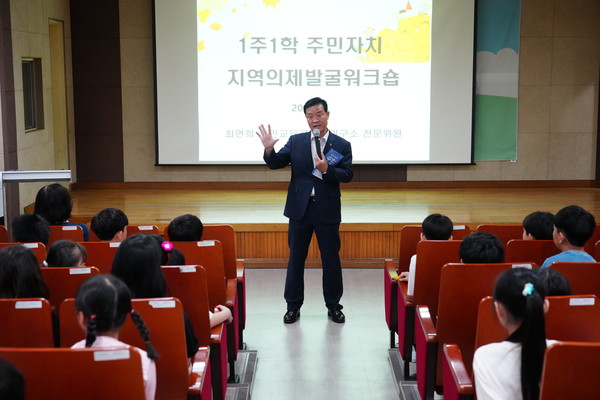 ▲ 돈암1동주민자치회 개운초등학교 ‘찾아가는 주민자치교실’ 수업 중 이승로 성북구청장.